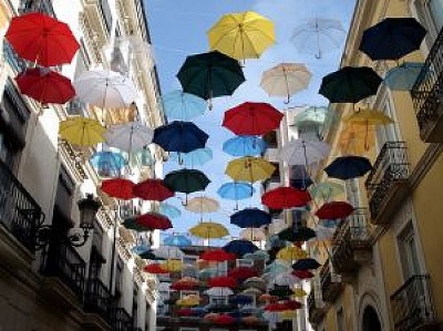 通りの傘